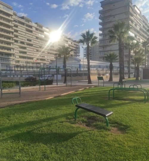 gimnasio completo al aire libre. 15 minutos andando desde el apartamento.