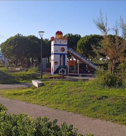 parque pirata con tirolina. 15 minutos andando.